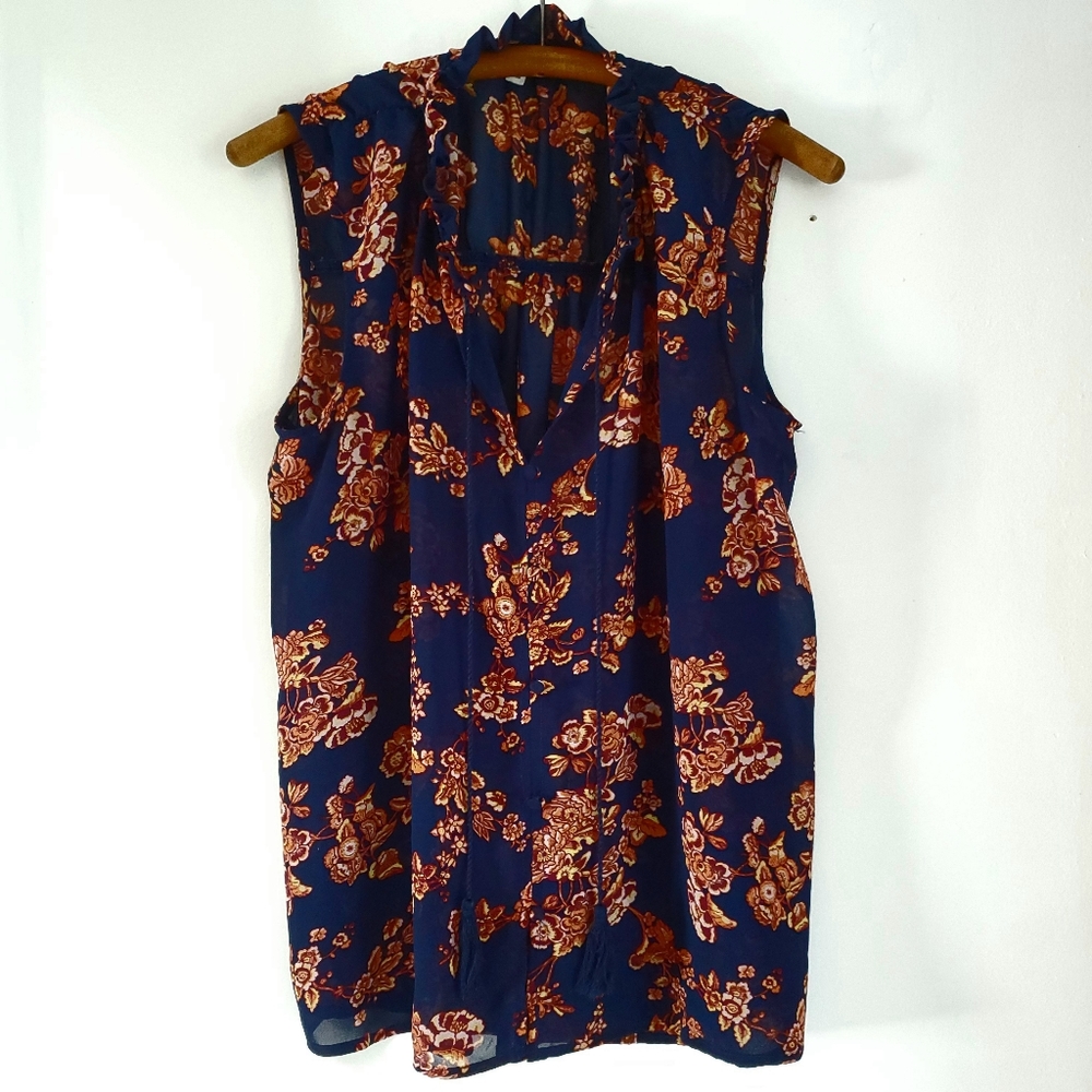 Eyeshadow navy blue and orange floral blouse. (L)
